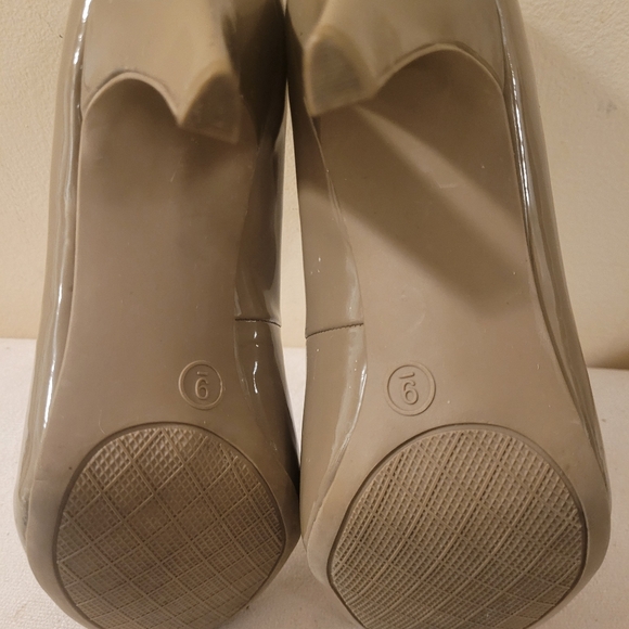 Merona Beige Patent Leather Heels Pumps Shoes Women's Size 9 - Picture 10 of 16
